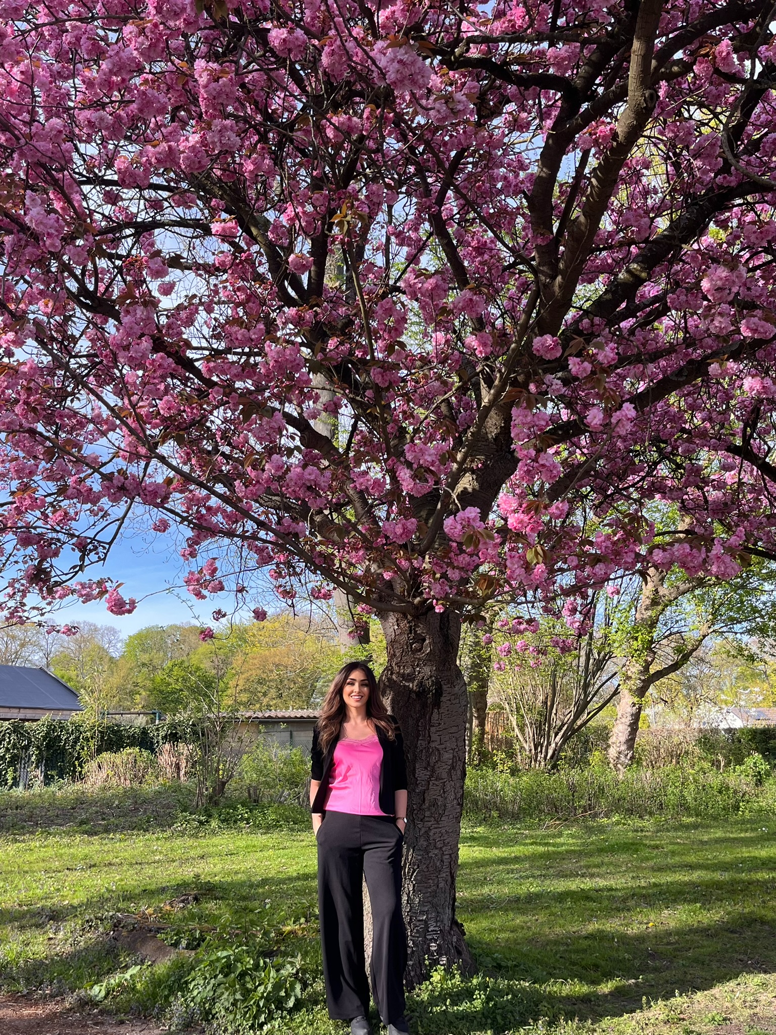 Sara unter einem blühenden Baum