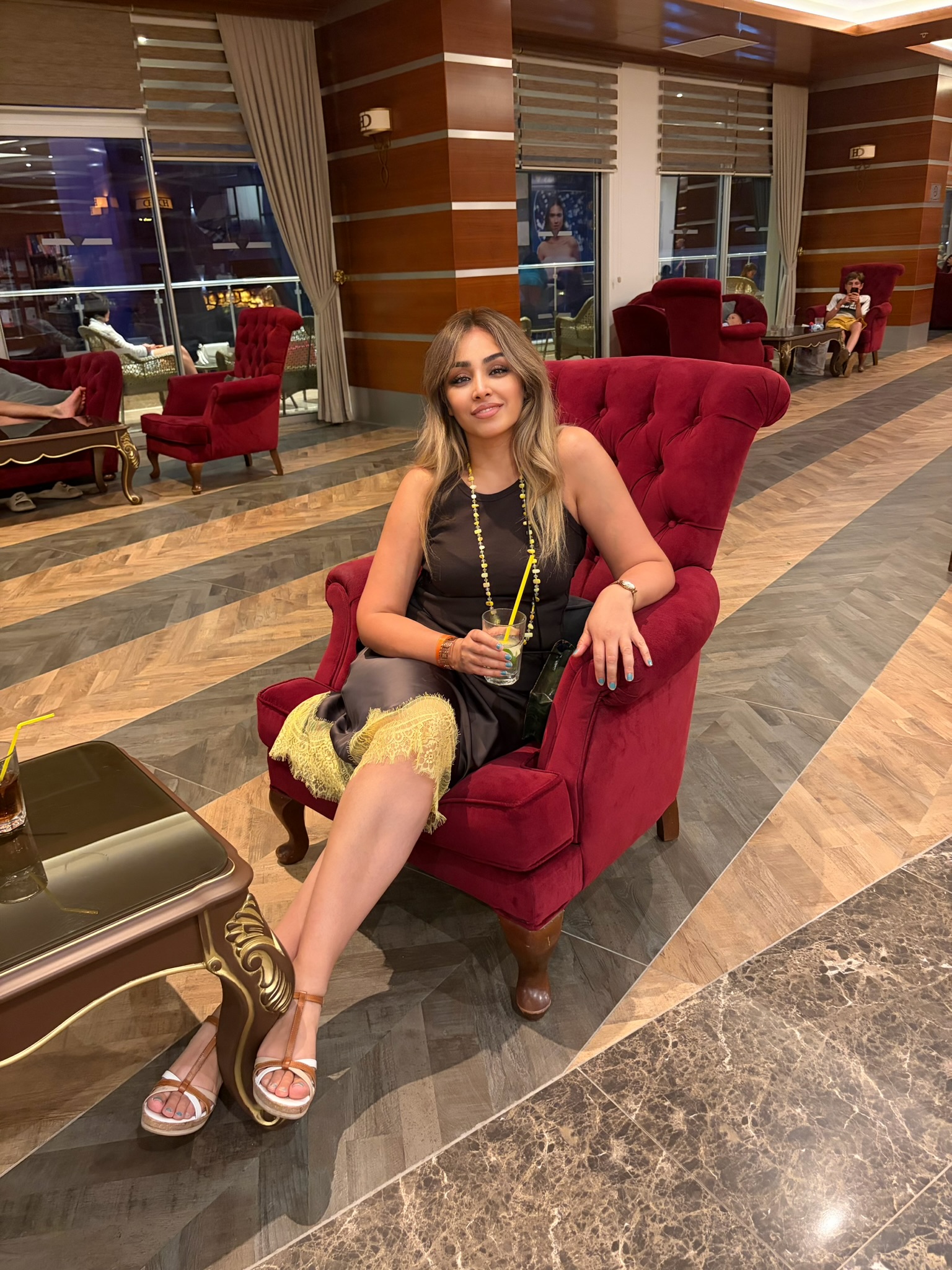 Sara in einer Hotellobby