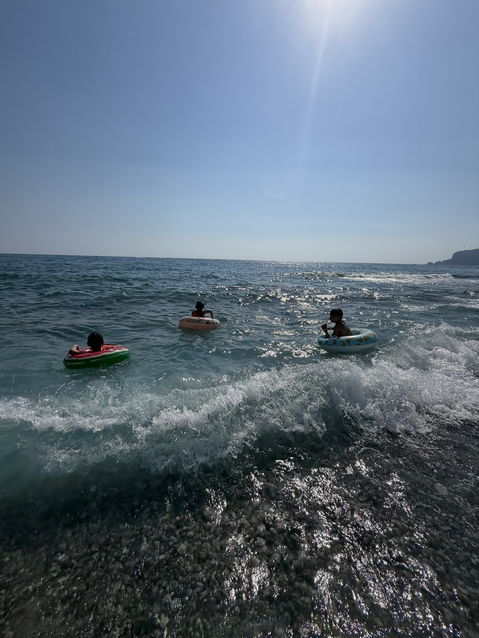Kinder beim Schwimmen im Meer
