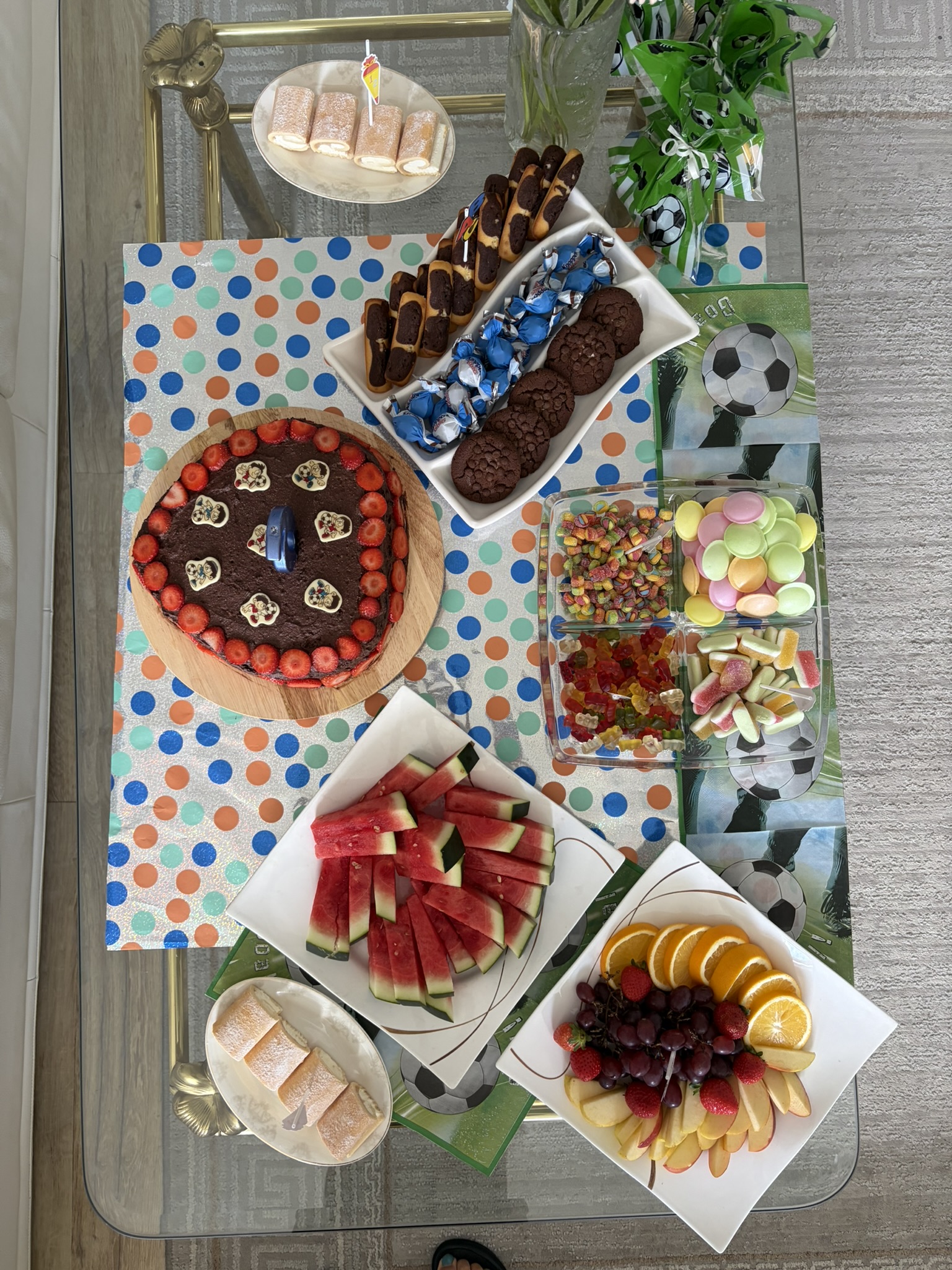Bunter Fußball-Geburtstagstisch mit Kuchen, Obst und Süßigkeiten