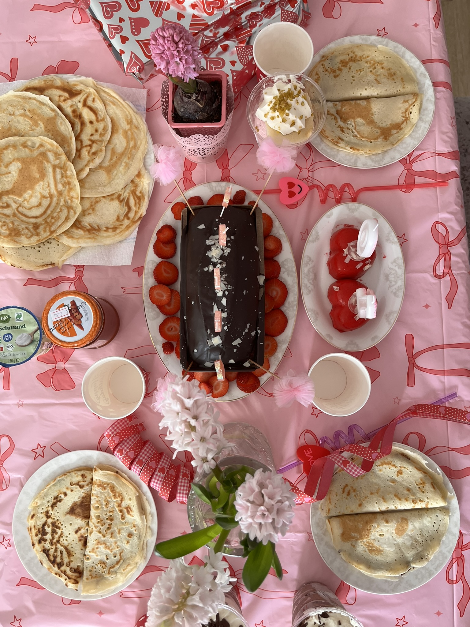 Rosa Geburtstagstisch mit Pfannkuchen und Kuchen