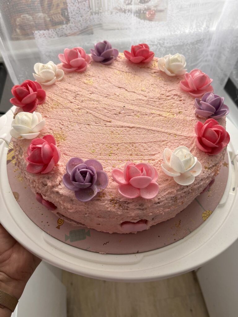 Selbstgebackene rosa Geburtstagstorte