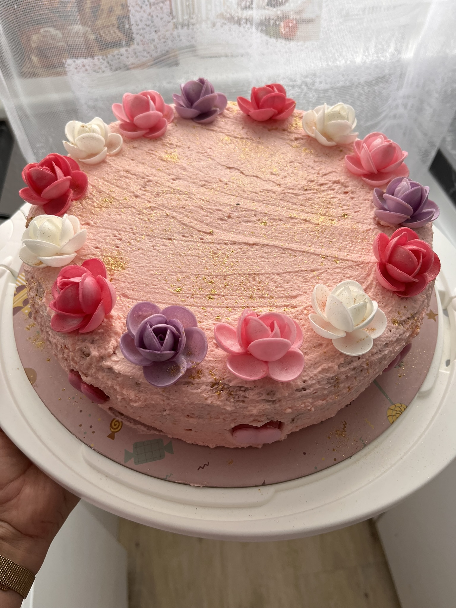 Rosa selbstgemachter Kindergeburtstagskuchen mit Blumen