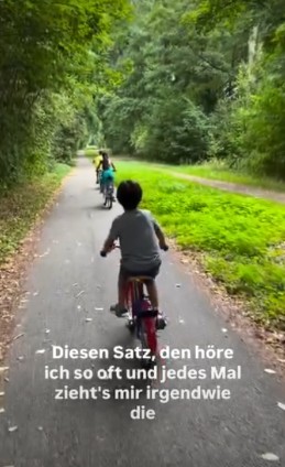 Familienalltag – Kinder fahren gemeinsam Fahrrad
