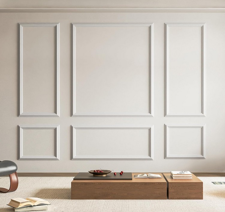 Weiße Wand mit dekorativen Zierleisten in Kassettenoptik
