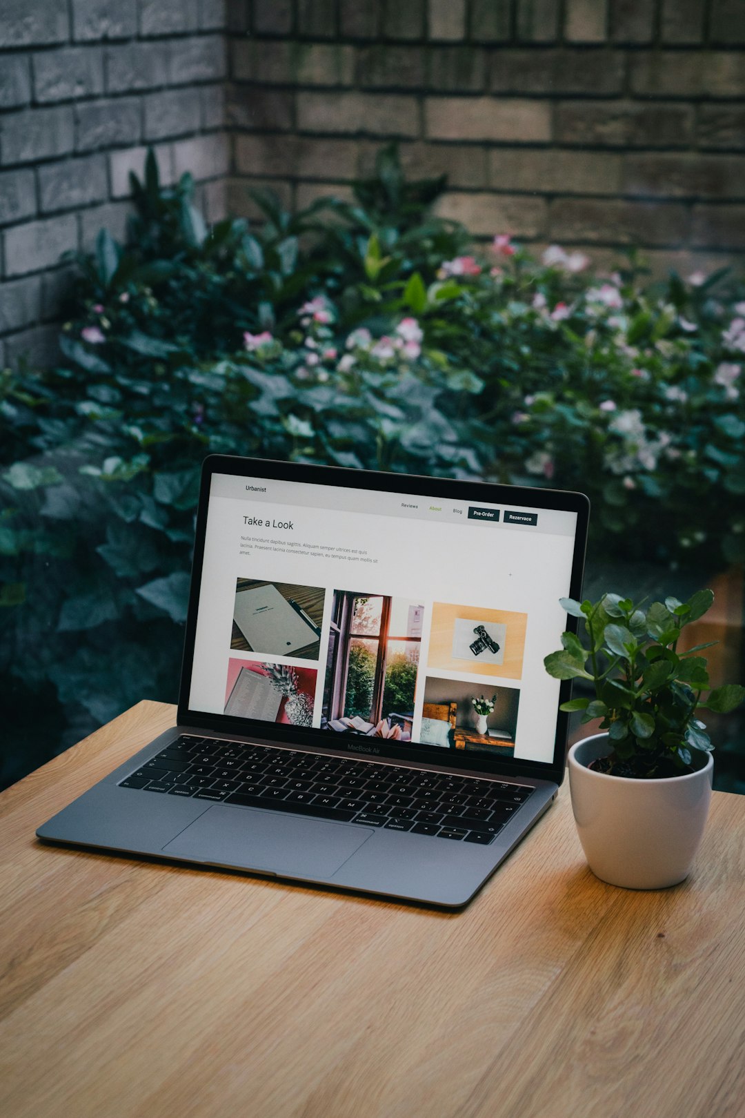 Modernes Webdesign auf einem Laptop