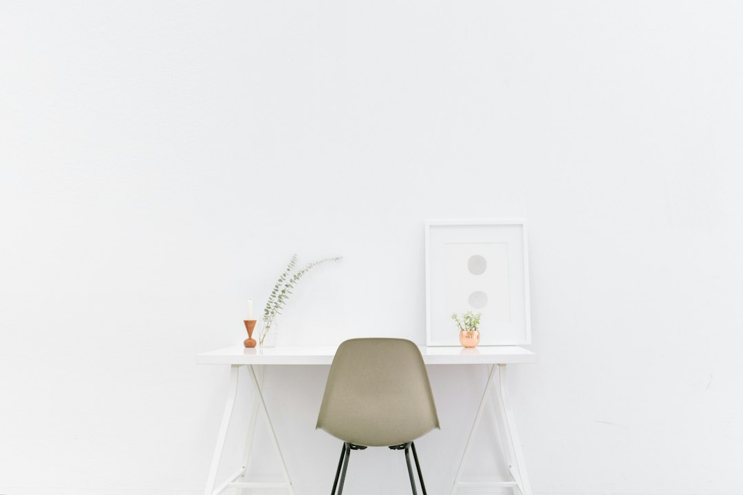 Minimalistischer moderner Arbeitsplatz für Webdesign